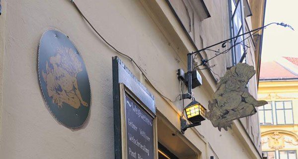 Das Hauszeichen verweist auf das legendäre Basiliskenhaus.
