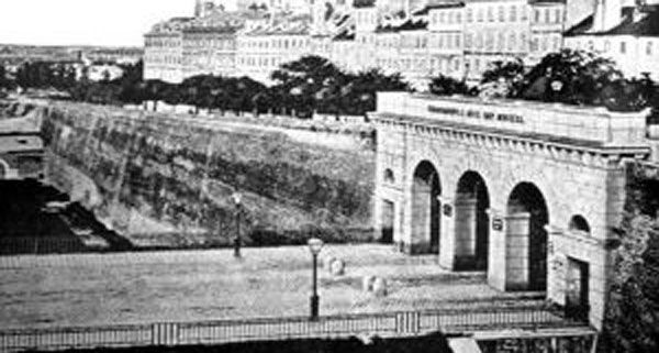 Das Schottentor mit der Stadtmauer im Jahr 1857.