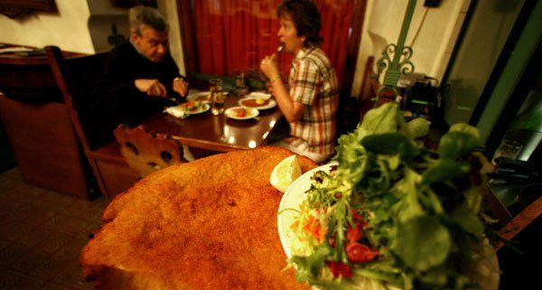 Das Restaurant Figlmüller im Durchhaus zwischen Bäckerstraße und Wollzeile ist bei Touristen sehr beliebt.