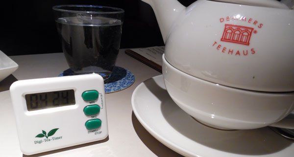 Echte Tee-Trinker wissen eine Tee-Uhr zu schätzen. Echte Tee-Trinker wissen eine Tee-Uhr zu schätzen.