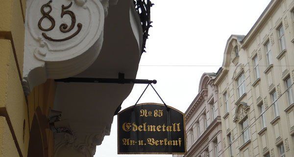 In Wien gibt es viele Orte an, denen man Gold kaufen und verkaufen kann. In Wien gibt es viele Orte an, denen man Gold kaufen und verkaufen kann.