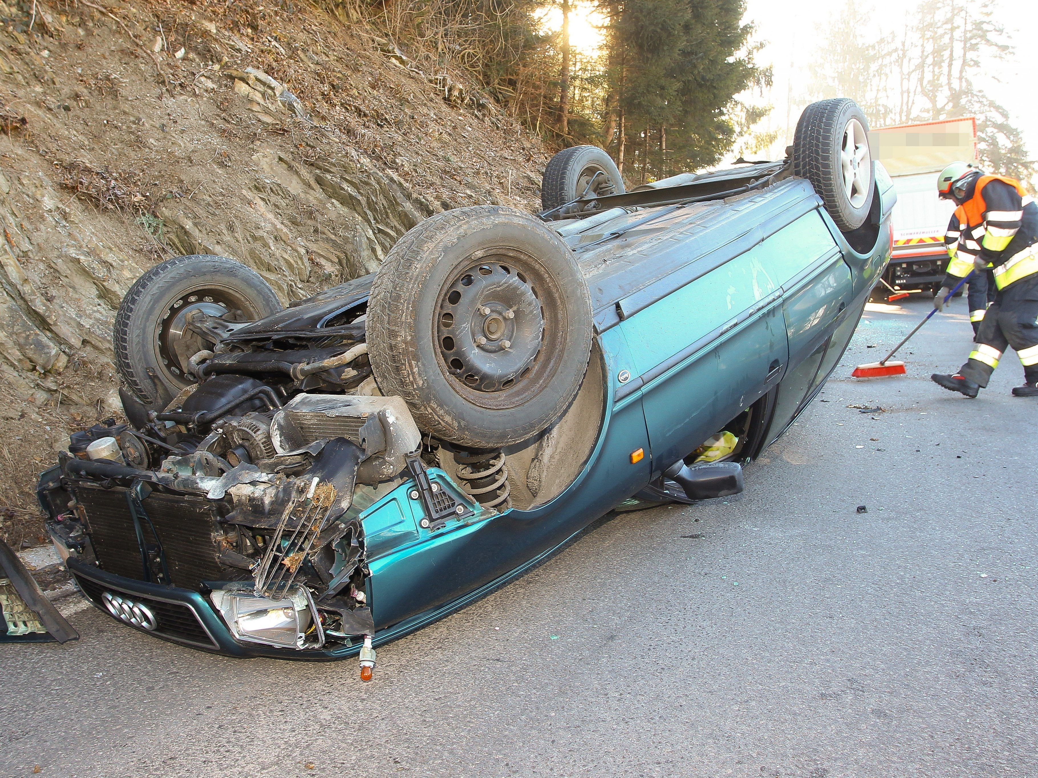 Unfall auf der L54: Der Pkw blieb auf dem Dach liegen.