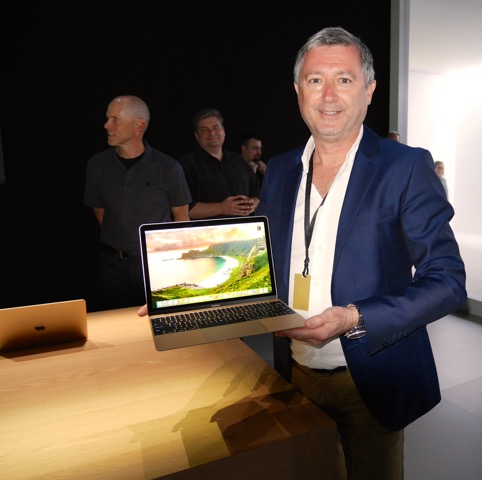 Emilio Bietti mit dem neuen MacBook