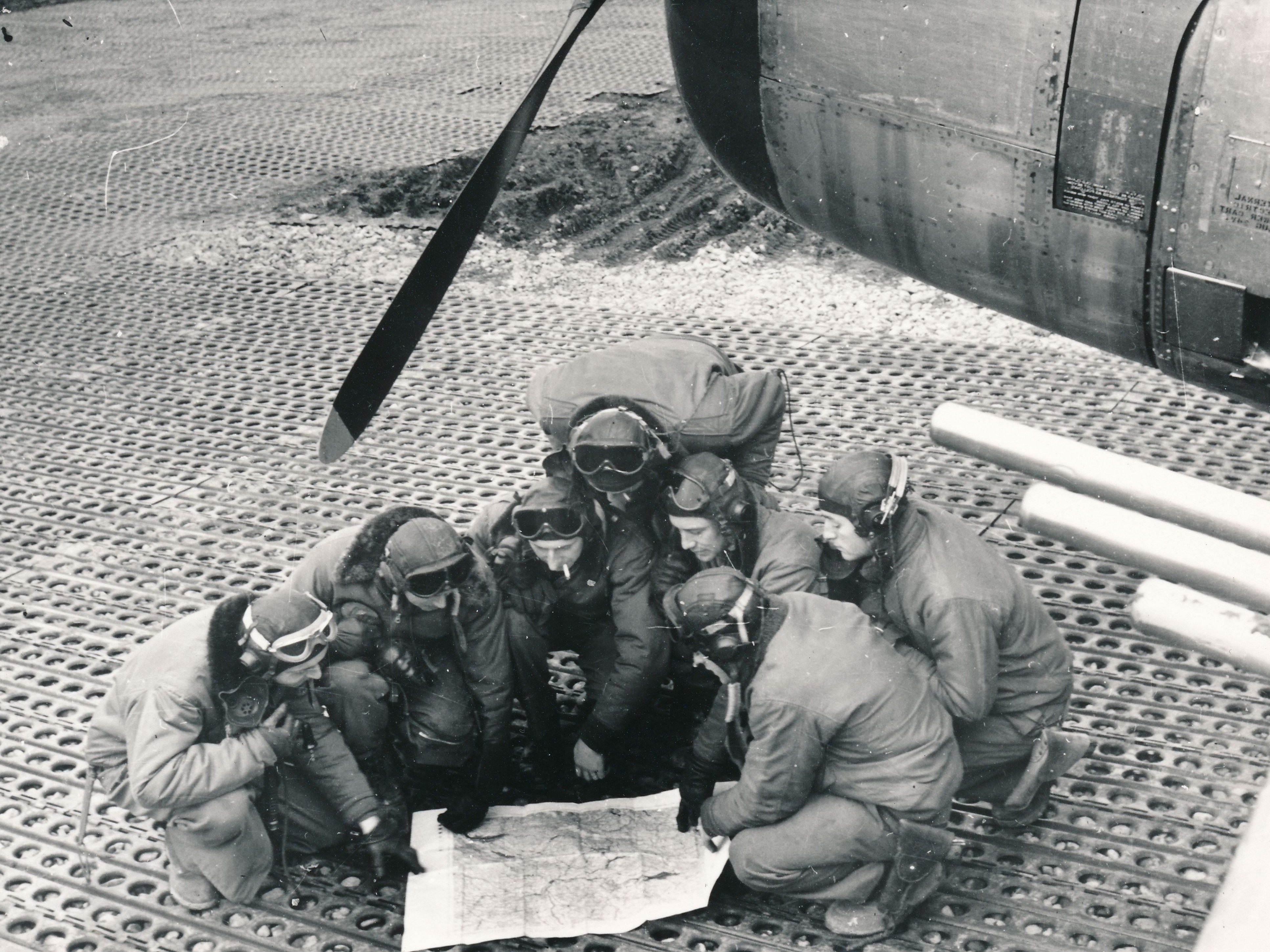 Französische Piloten studieren das Einsatzgebiet Vorarlberg. Ihr Auftrag: Den deutschen Rückzug stören und eigene Truppen unterstützen. Französische Piloten studieren das Einsatzgebiet Vorarlberg. Ihr Auftrag: Den deutschen Rückzug stören und eigene Truppen unterstützen.