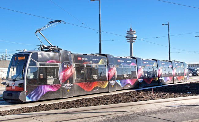 Auf unterschiedlichen Linien ist die ESC-Bim in Wien unterwegs.