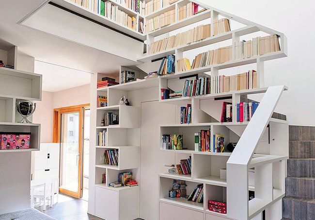 Aufgang zu weiteren Lesezonen. Im Obergeschoß entwickeln sich um den Innenraum drei Kinderzimmer, das Elternschlafzimmer und ein Bad. Foto: Darko Todorovic Aufgang zu weiteren Lesezonen. Im Obergeschoß entwickeln sich um den Innenraum drei Kinderzimmer, das Elternschlafzimmer und ein Bad. Foto: Darko Todorovic