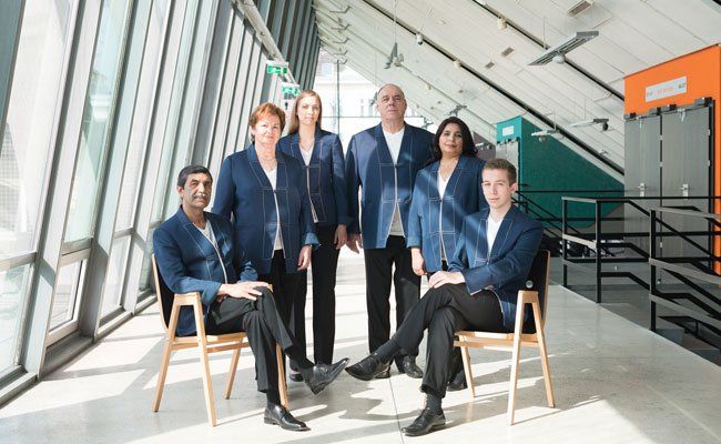 Die Mitarbeiter der Stadthalle haben für den ESC neue Outfits bekommen. Die Mitarbeiter der Stadthalle haben für den ESC neue Outfits bekommen.
