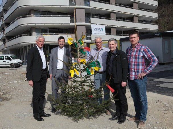 Am 10. April – 13 Monate später - fand die traditionelle Firstfeier statt.