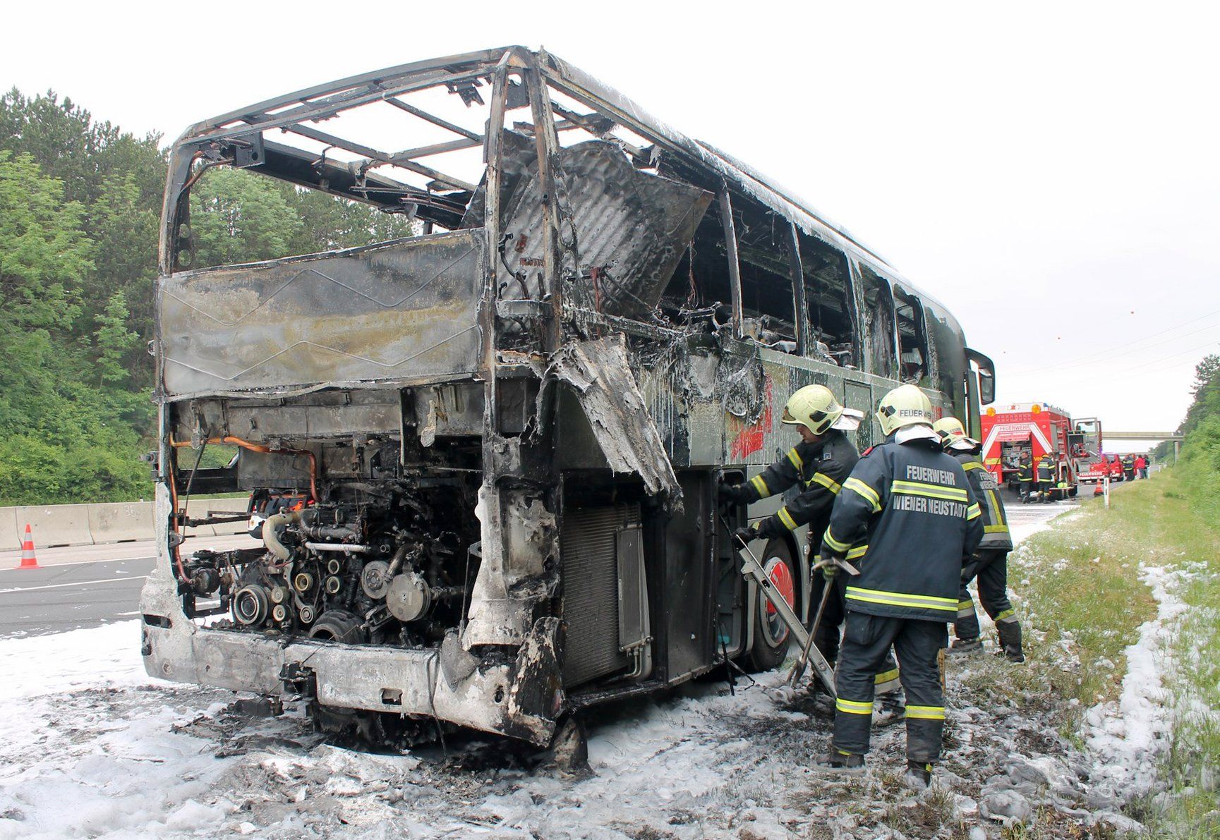 NIEDERSTERREICH: BUS FING AUF A2 IN N AUF DEM WEG ZUM SONG CONTEST FEUER