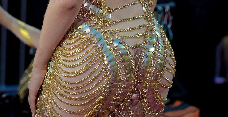 Dieses Kleid bietet ganz besondere Einblicke. Dieses Kleid bietet ganz besondere Einblicke.