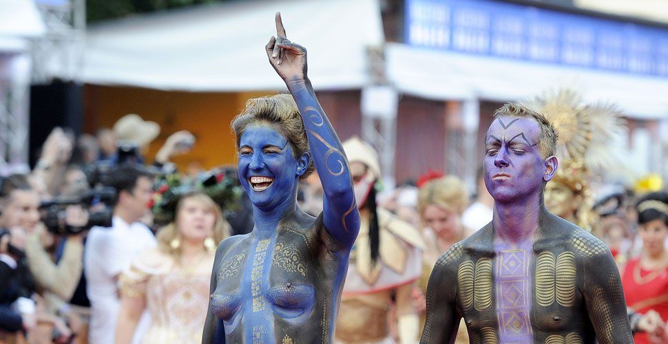 Bodypainting ersetzt das Abendkleid. Bodypainting ersetzt das Abendkleid.