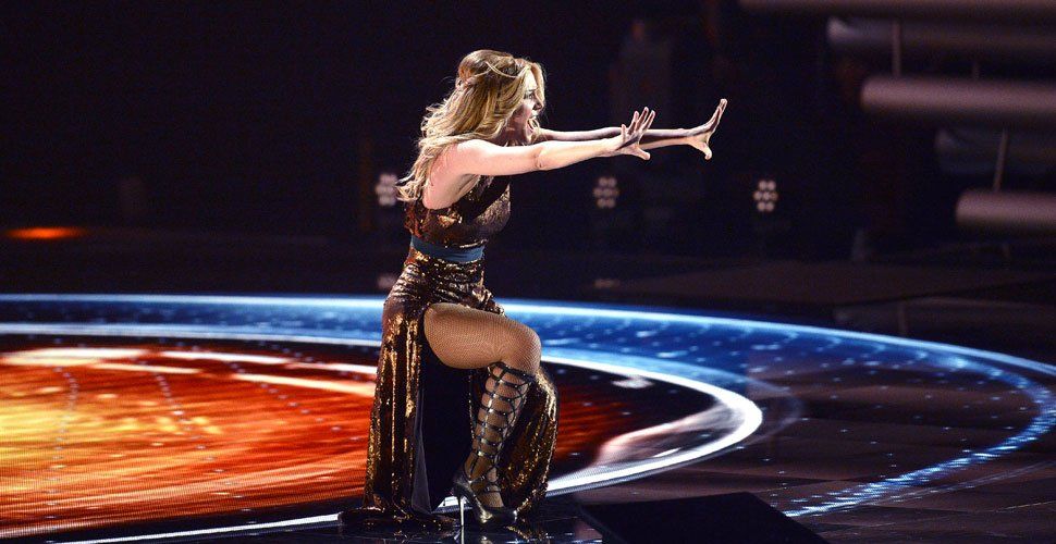 Dieses Outfit trägt Edurne unter dem roten Kleid.