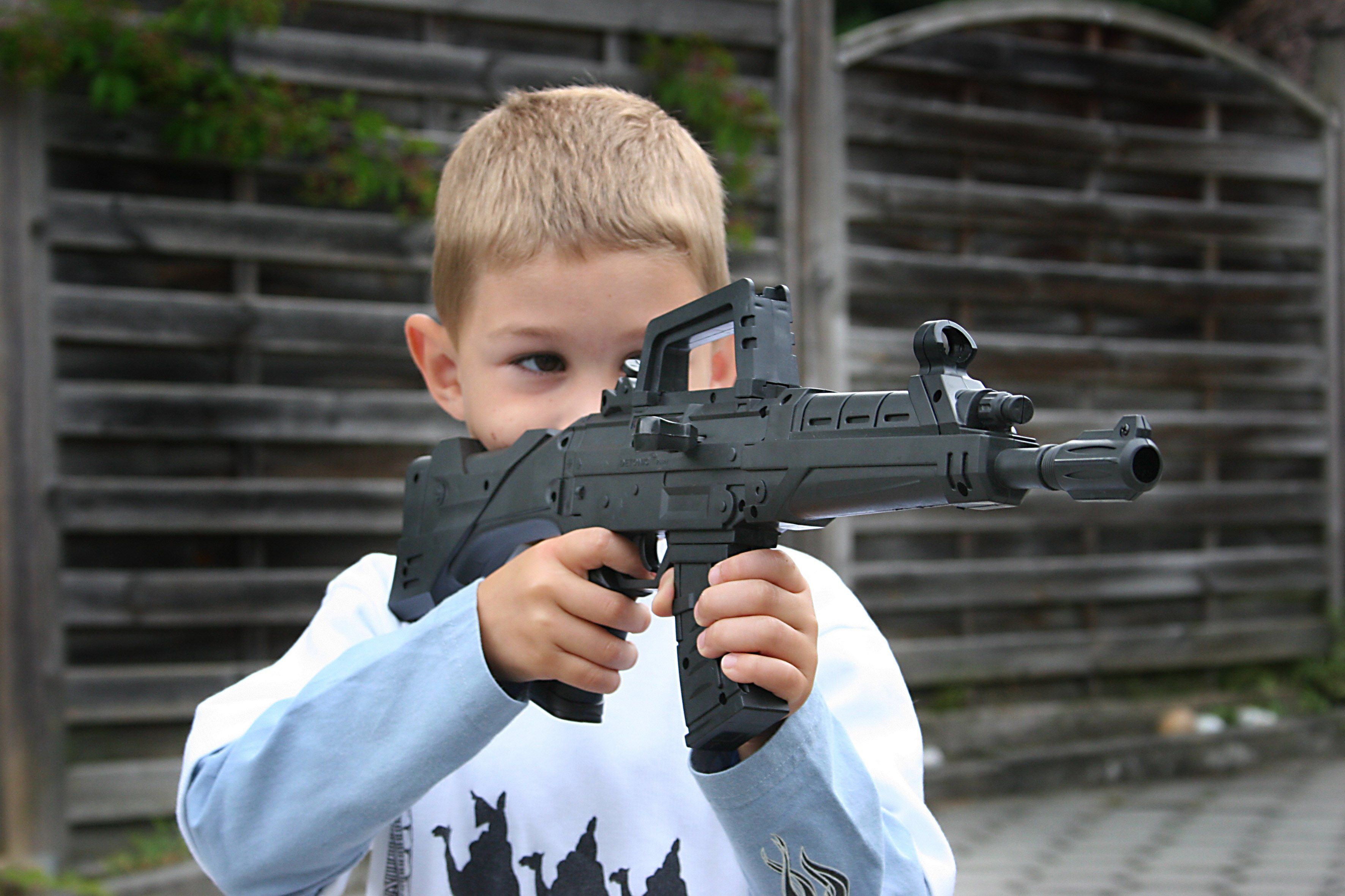 Детский автомат со штык ножом. Автомат игрушечный ак47 со звуком и светом. Дети детские автоматы. Автоматы для детей. Детский автомат м24.