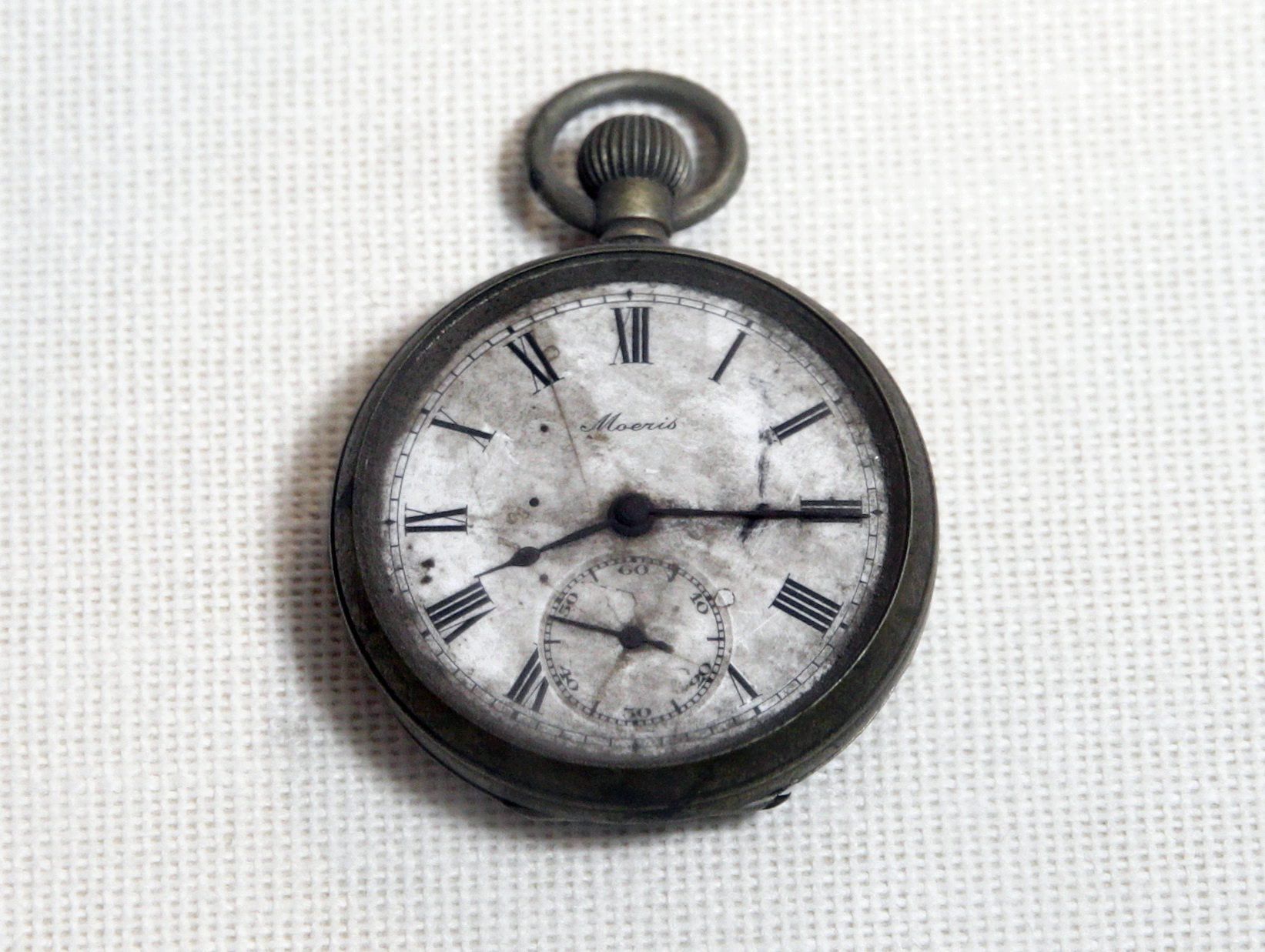 Eine Uhr, stehengeblieben um 8.15 Uhr - dem Zeitpunkt, als die Atombombe in Hiroshima am 6. August 1945 explodierte. Foto:  EPA/KIMIMASA MAYAMA 