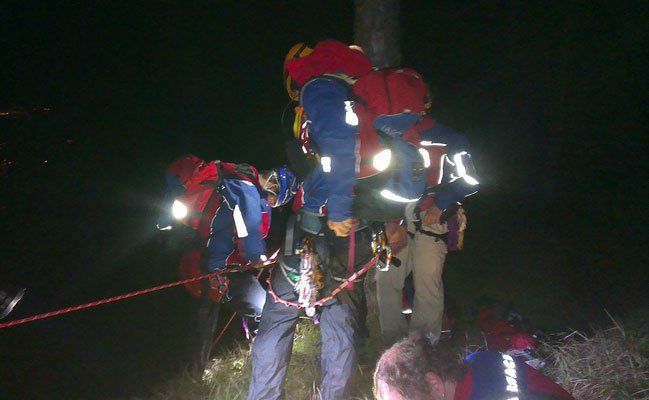 Die Bergwacht richtete ein Seilgeländer und eine Abseilstelle ein und arbeitete sich bergab bis auf 150 Meter oberhalb der Einsatzstelle vor./BRK BGL Die Bergwacht richtete ein Seilgeländer und eine Abseilstelle ein und arbeitete sich bergab bis auf 150 Meter oberhalb der Einsatzstelle vor./BRK BGL
