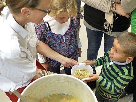 Essensausgabe in einer Flüchtlingsunterkunft im Pflegewohnhaus Baumgarten in Wien