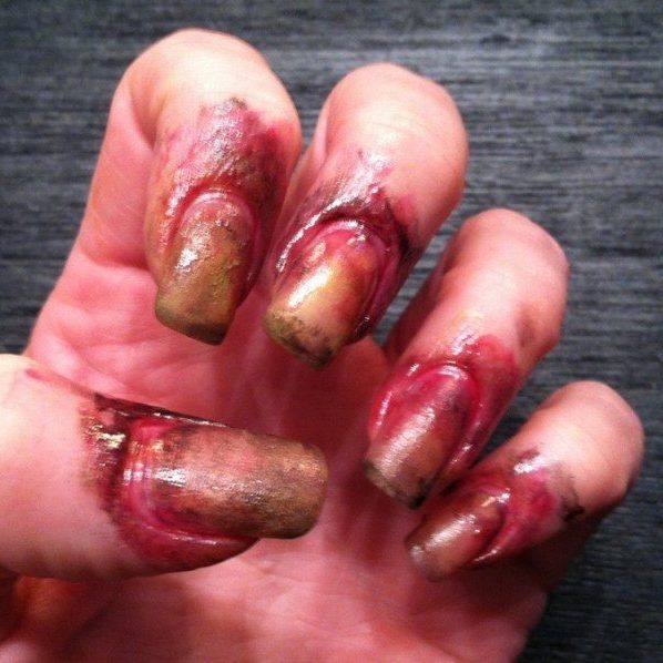 Kein schöner Anblick: täuschend echte blutige Nägel.