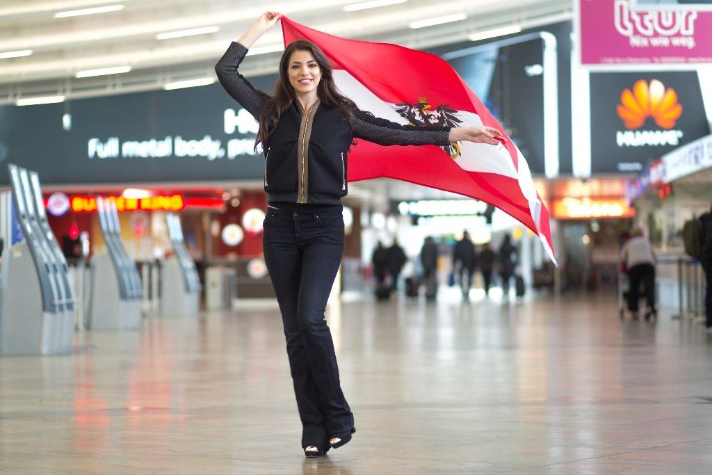 Amina mit Flagge