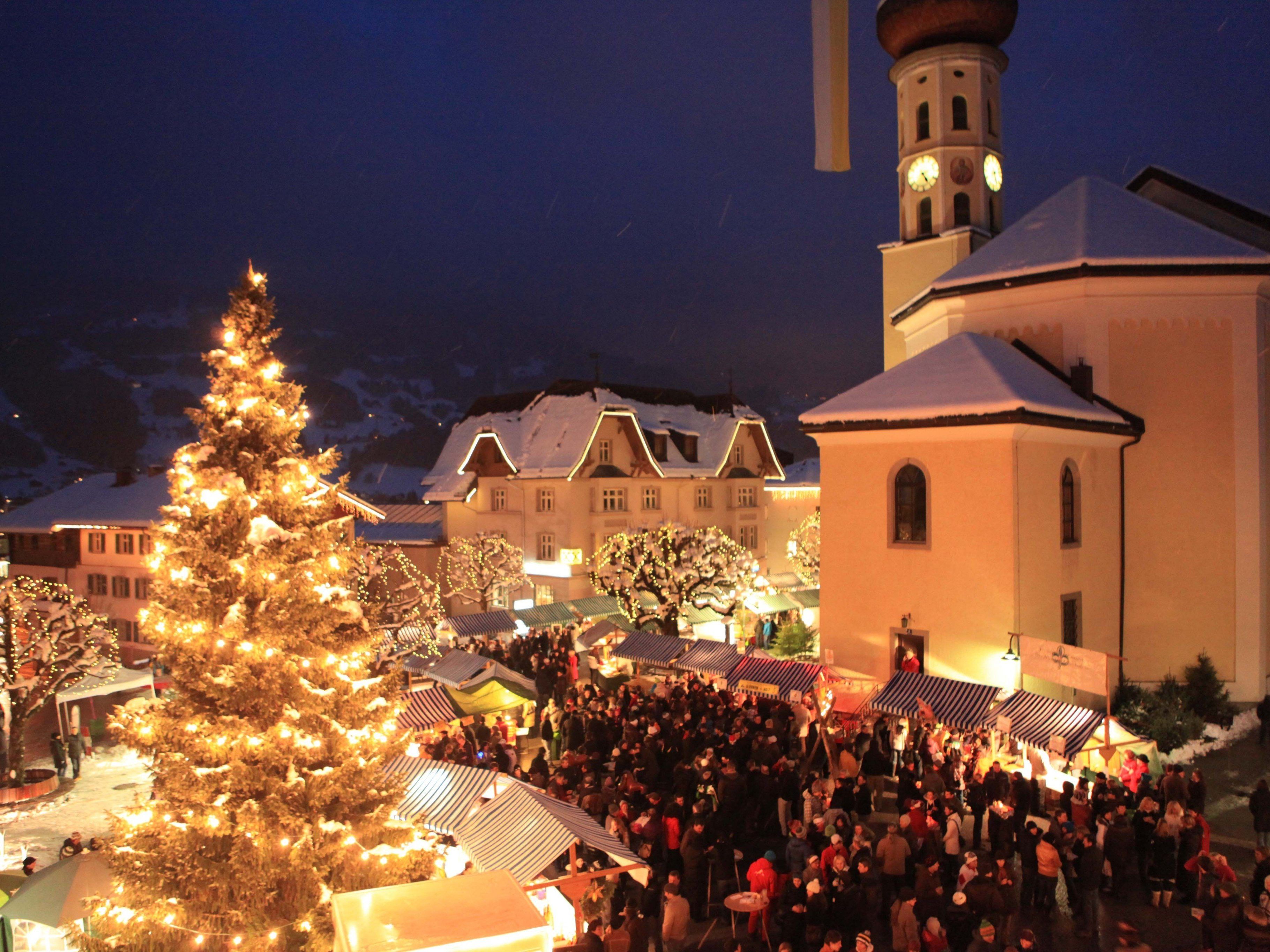 Vorweihnachtliche Stimmung beim tradionellen Silbriga Sonntig Markt am Kirchplatz in Schruns