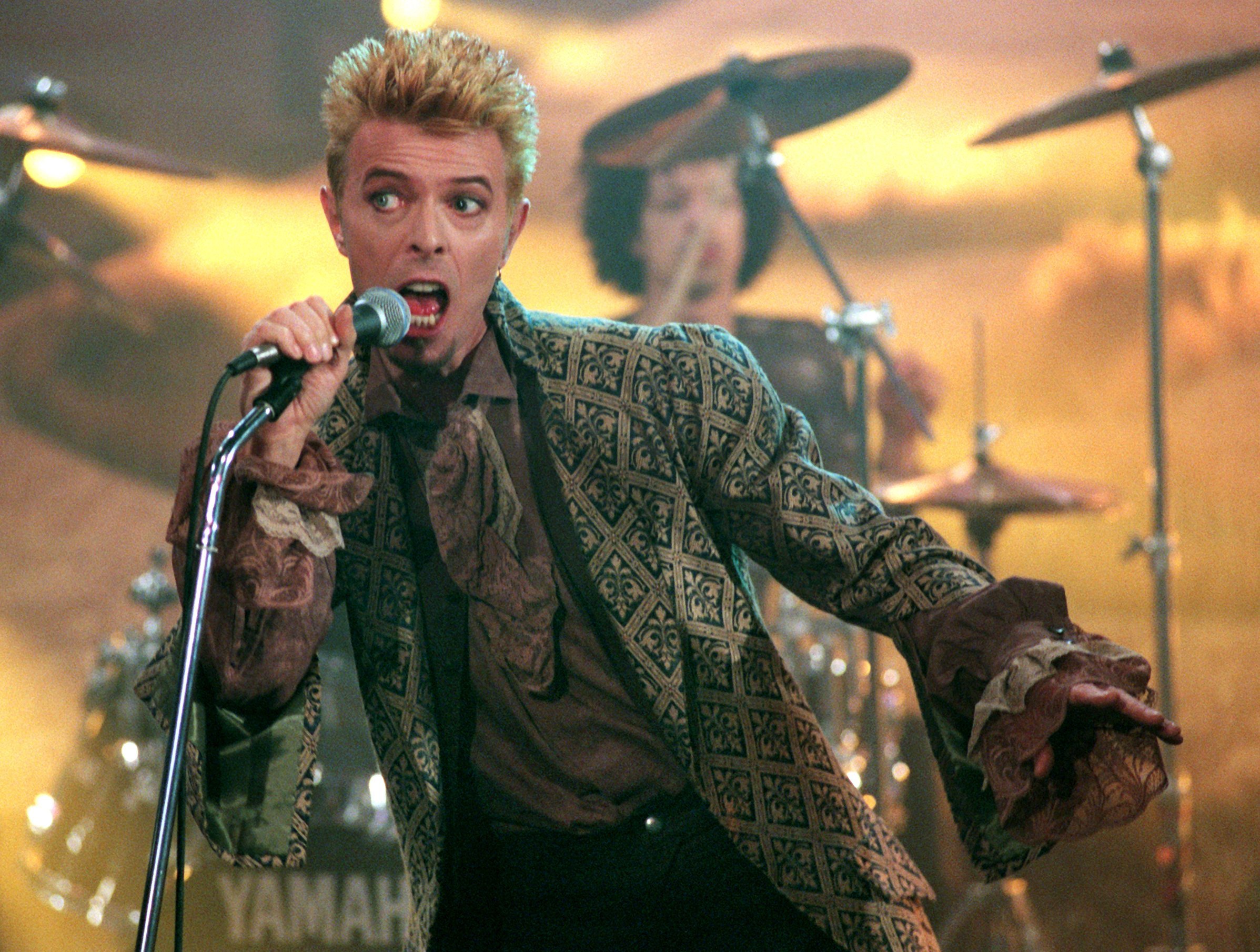 ABD0007_20160111 - ARCHIV - Der britische Rockstar David Bowie am 22.2.1997 whrend seines Auftritts bei  ABD0007_20160111 - ARCHIV - Der britische Rockstar David Bowie am 22.2.1997 whrend seines Auftritts bei