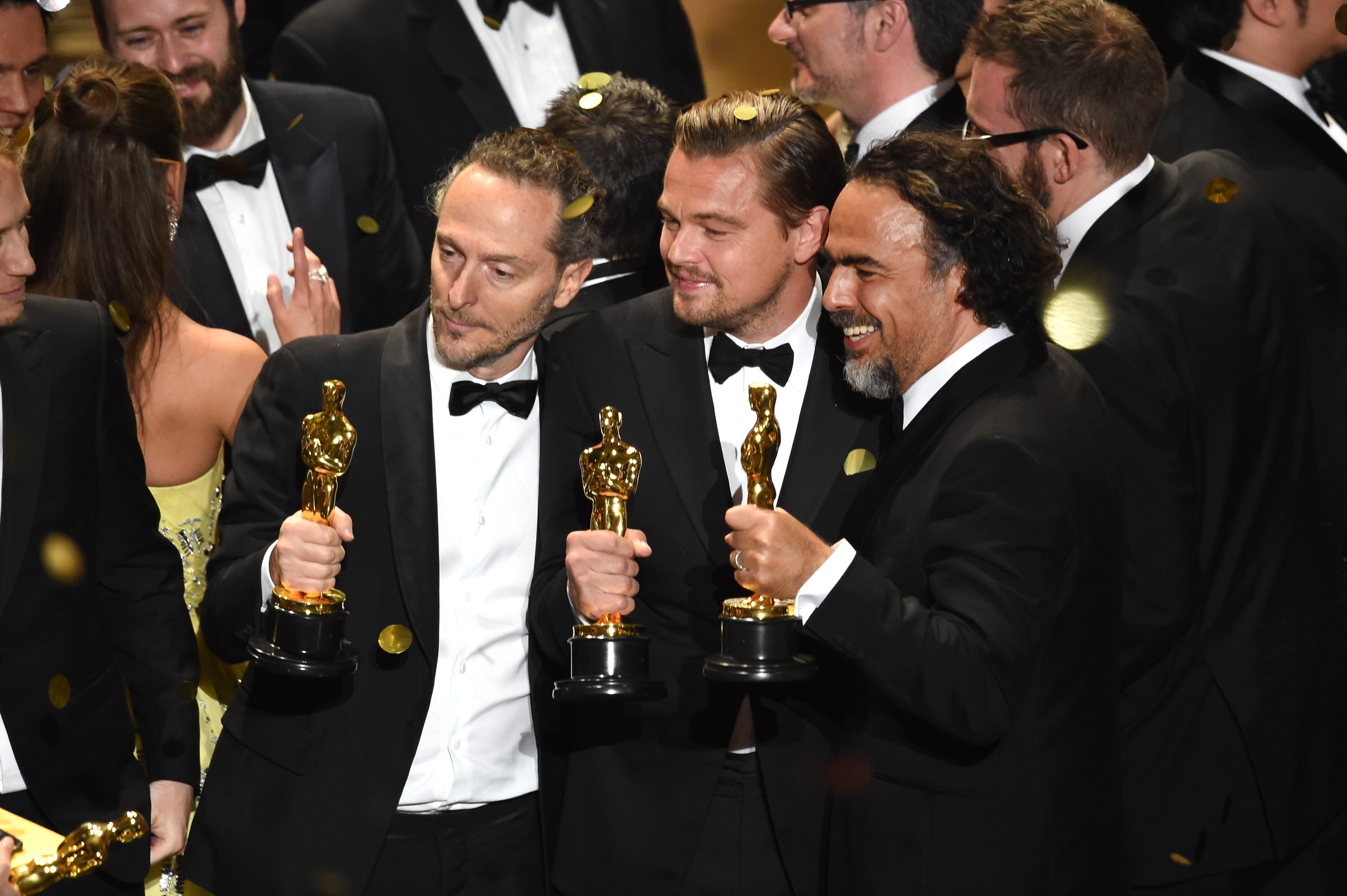 HOLLYWOOD, CA - FEBRUARY 28: (L-R) Cinematographer Emmanuel Lubezki, actor Leonardo DiCaprio and director Alejandro Gonzalez Inarritu, all winners for 'The Revenant,' pose onstage during the 88th Annual Academy Awards at the Dolby Theatre on February 28, 2016 in Hollywood, California. Kevin Winter/Getty Images/AFP ++ KEINE NUTZUNG IN TAGESZEITUNGS-BEILAGEN! NUR REDAKTIONELLE NUTZUNG IN TAGESZEITUNGEN, TAGESAKTUELLER TV-BERICHTERSTATTUNG (AKTUELLER DIENST) UND DIGITALEN AUSSPIELKANLEN (WEBSITES/APPS) IM UMFANG DER NUTZUNGSVEREINBARUNG. SMTLICHE ANDERE NUTZUNGEN SIND NICHT GESTATTET.++ HOLLYWOOD, CA - FEBRUARY 28: (L-R) Cinematographer Emmanuel Lubezki, actor Leonardo DiCaprio and director Alejandro Gonzalez Inarritu, all winners for 'The Revenant,' pose onstage during the 88th Annual Academy Awards at the Dolby Theatre on February 28, 2016 in Hollywood, California. Kevin Winter/Getty Images/AFP ++ KEINE NUTZUNG IN TAGESZEITUNGS-BEILAGEN! NUR REDAKTIONELLE NUTZUNG IN TAGESZEITUNGEN, TAGESAKTUELLER TV-BERICHTERSTATTUNG (AKTUELLER DIENST) UND DIGITALEN AUSSPIELKANLEN (WEBSITES/APPS) IM UMFANG DER NUTZUNGSVEREINBARUNG. SMTLICHE ANDERE NUTZUNGEN SIND NICHT GESTATTET.++
