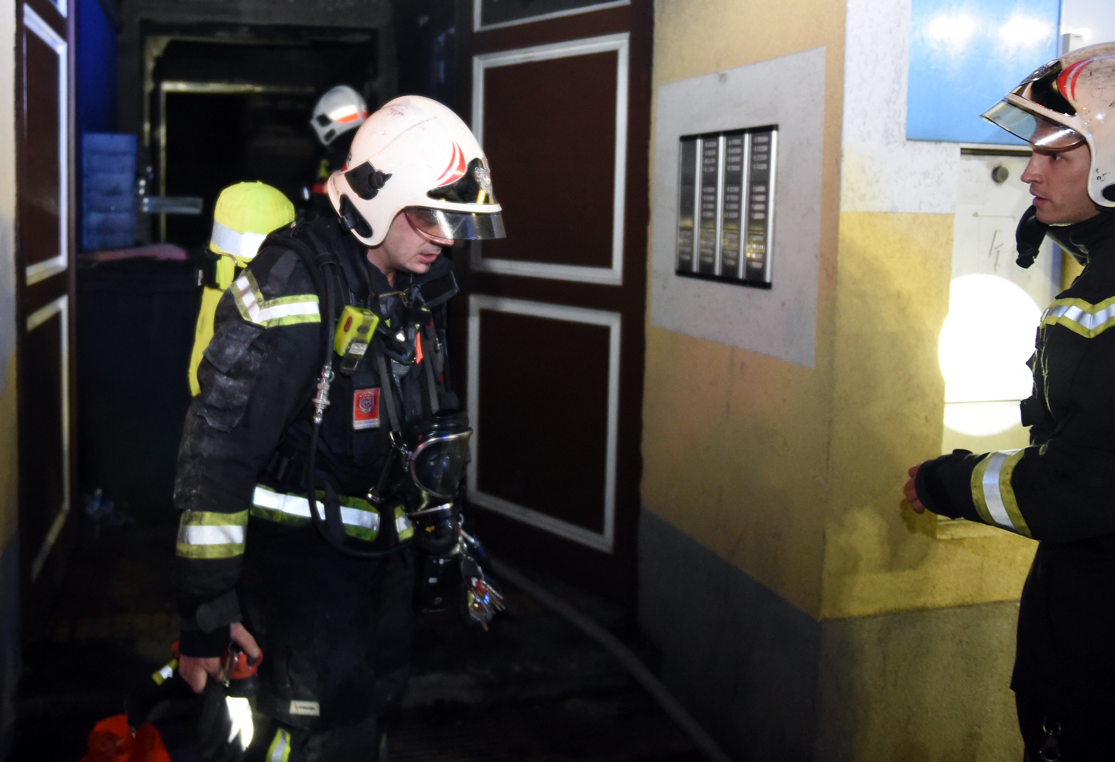 ABD0006_20160209 - WIEN - 
STERREICH: In Wien Favoriten ist am Montag, 8. Februar 2016, ein Wohnhaus in der Gellertgasse in Brand geraten. Es wurden zumindest 27 Personen, darunter auch Kinder, verletzt. Im Bild: Einsatzkrfte der Feuerwehr. - FOTO: APA/HERBERT P. OCZERET  ABD0006_20160209 - WIEN - 
STERREICH: In Wien Favoriten ist am Montag, 8. Februar 2016, ein Wohnhaus in der Gellertgasse in Brand geraten. Es wurden zumindest 27 Personen, darunter auch Kinder, verletzt. Im Bild: Einsatzkrfte der Feuerwehr. - FOTO: APA/HERBERT P. OCZERET