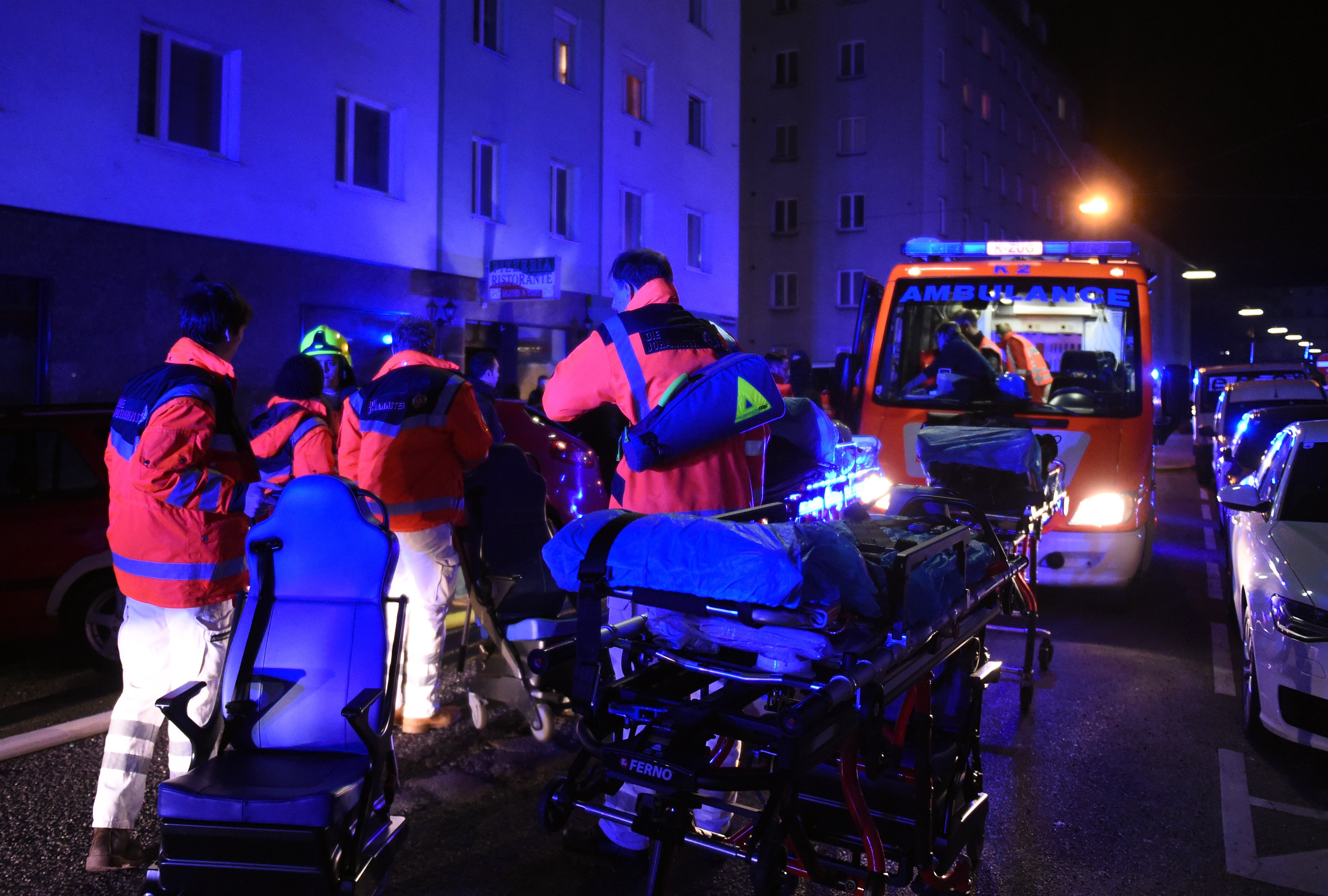 ABD0007_20160209 - WIEN - 
STERREICH: In Wien Favoriten ist am Montag, 8. Februar 2016, ein Wohnhaus in der Gellertgasse in Brand geraten. Es wurden zumindest 27 Personen, darunter auch Kinder, verletzt. Im Bild: Einsatzkrfte der Rettung. - FOTO: APA/HERBERT P. OCZERET  ABD0007_20160209 - WIEN - 
STERREICH: In Wien Favoriten ist am Montag, 8. Februar 2016, ein Wohnhaus in der Gellertgasse in Brand geraten. Es wurden zumindest 27 Personen, darunter auch Kinder, verletzt. Im Bild: Einsatzkrfte der Rettung. - FOTO: APA/HERBERT P. OCZERET