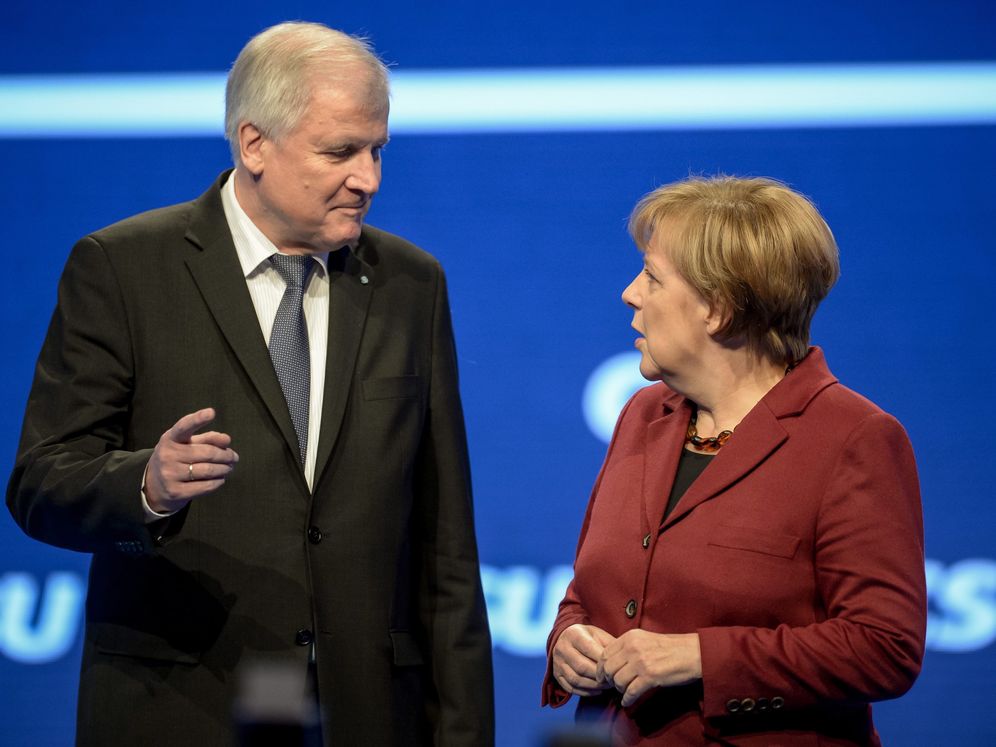 CSU-Chef rückt Grenzöffnung für Flüchtlinge in die Nähe von diktatorischem Vorgehen. CSU-Chef rückt Grenzöffnung für Flüchtlinge in die Nähe von diktatorischem Vorgehen.