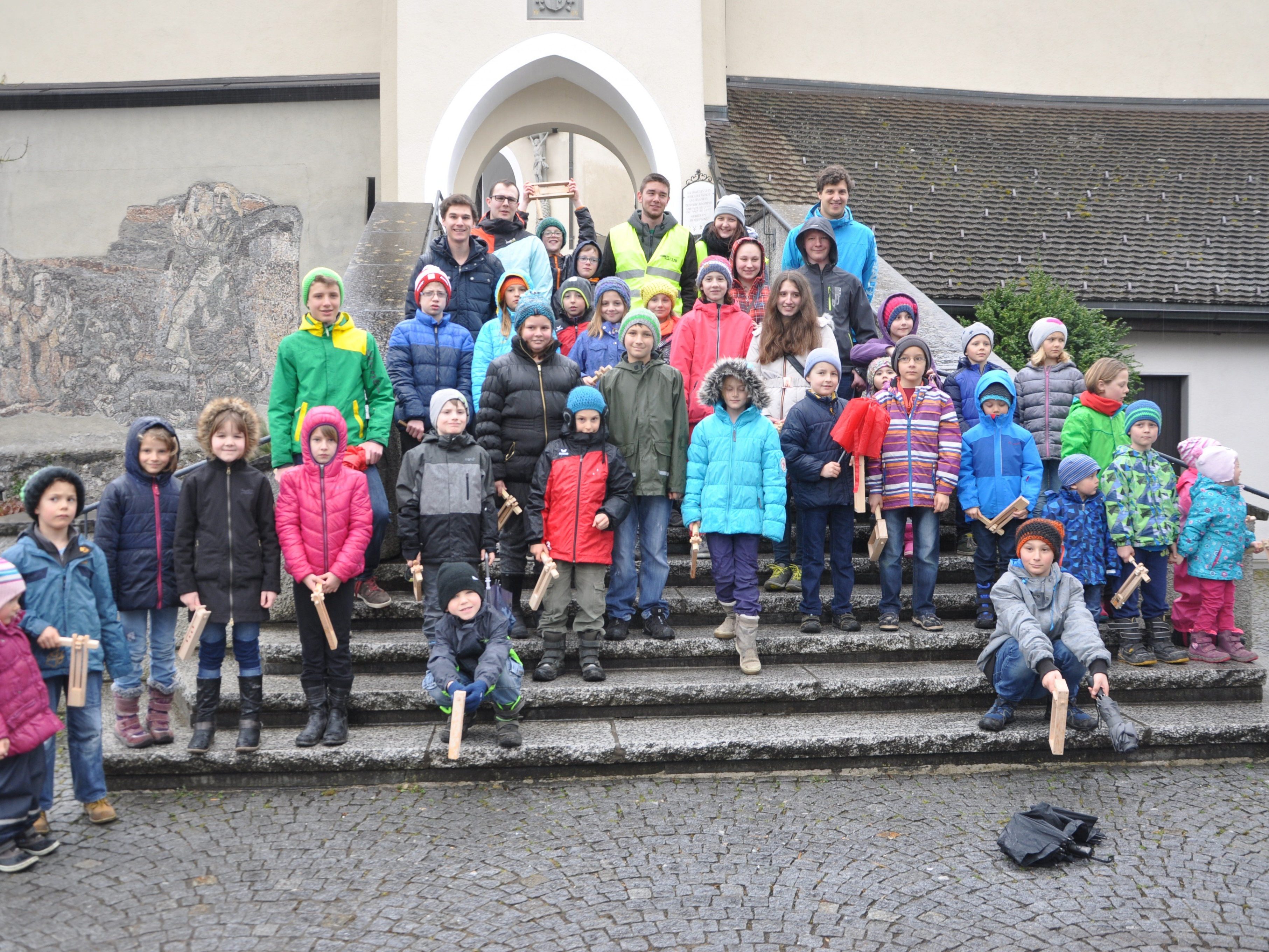Trotz Schnürlregen beteiligten sich viele Kinder am von den Ministranten bestens organisierten Ratschenumzug.