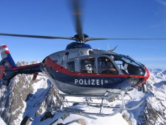 Der Polizeihubschrauber barg Mann und Skier.