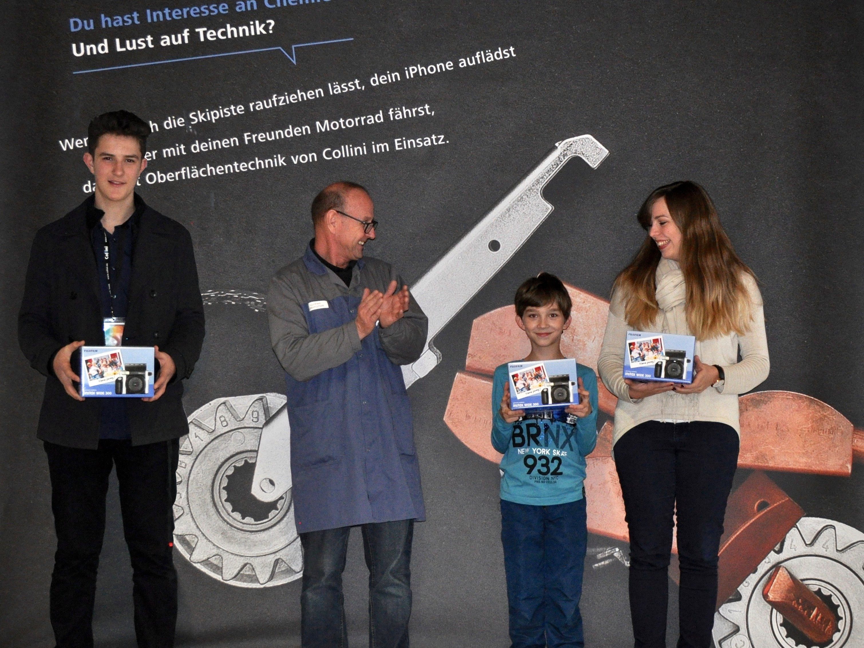 Die 3 glücklichen Gewinner (v.l.n.r.): Benjamin Cehic, Pascal Mathis, der gerade an diesem Tag Geburtstag hatte, und Jacqueline Ritter. Auch Collini Lehrlingsbeauftrager Guntram Obwegeser freut sich mit. Die 3 glücklichen Gewinner (v.l.n.r.): Benjamin Cehic, Pascal Mathis, der gerade an diesem Tag Geburtstag hatte, und Jacqueline Ritter. Auch Collini Lehrlingsbeauftrager Guntram Obwegeser freut sich mit.