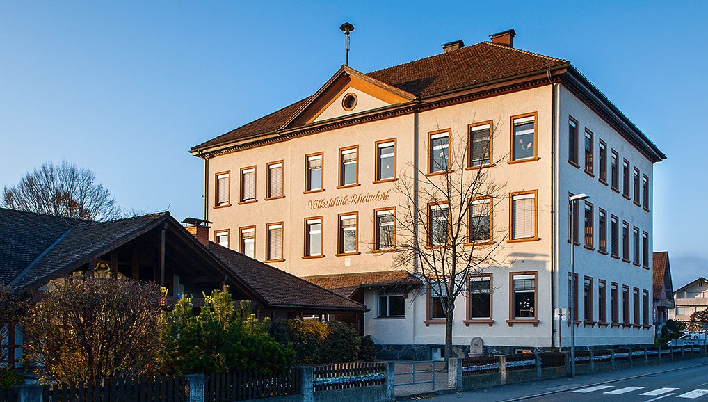 Die Volksschule Rheindorf wird erweitert, die Turnhalle aufgestockt und der Schulplatz hinter die Turnhalle verlegt. Die Volksschule Rheindorf wird erweitert, die Turnhalle aufgestockt und der Schulplatz hinter die Turnhalle verlegt.