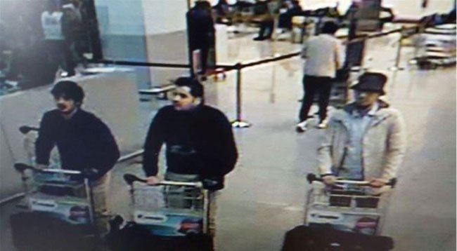 Bilder einer Überwachungskamera am Flughafen zeigen die tatverdächtigen Selbstmordattentäter von Brüssel. Links die beiden Brüder, rechts Laachraoui.