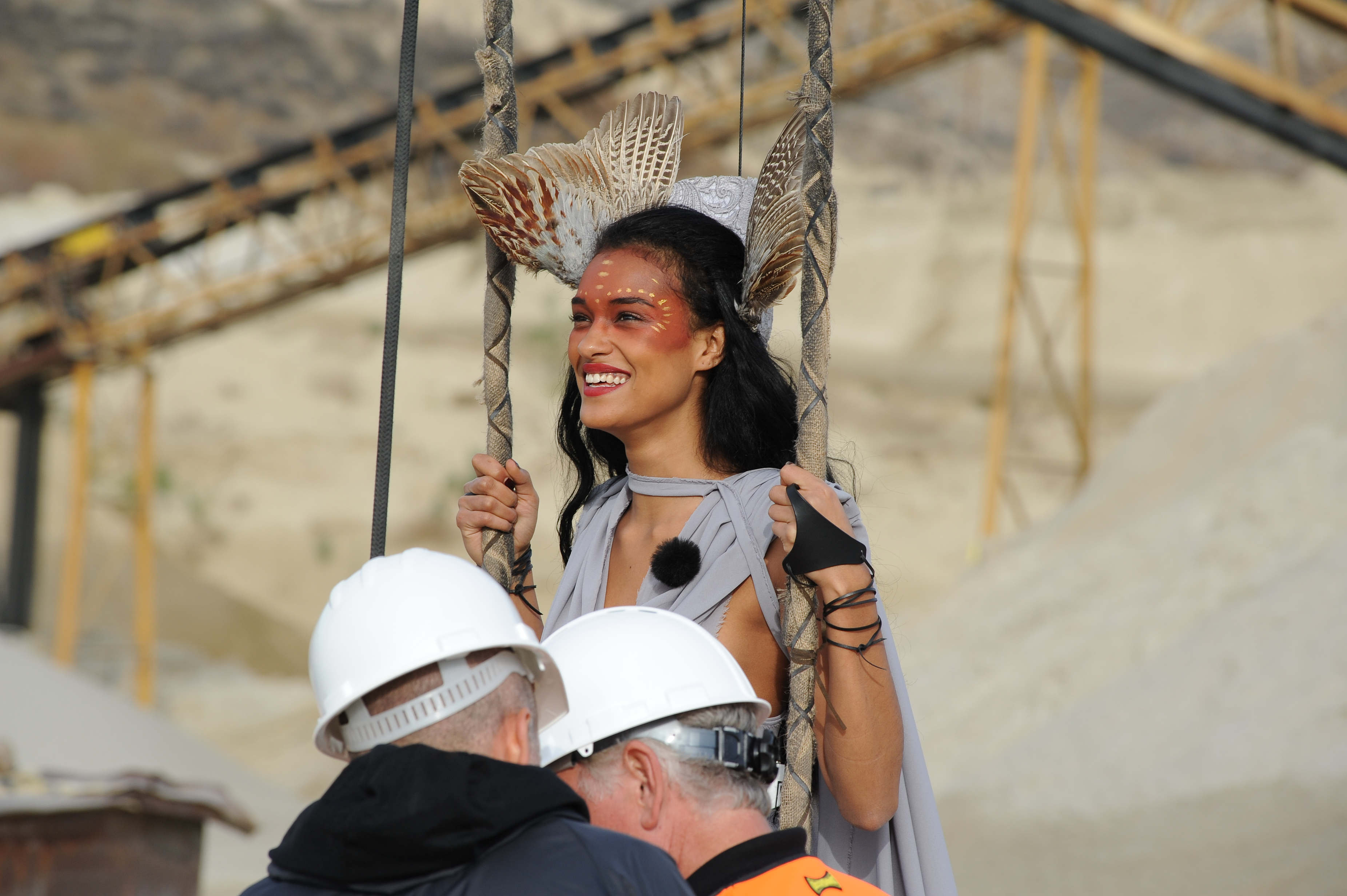 Jasmin hob im Amazonen-Look ab. Jasmin hob im Amazonen-Look ab.