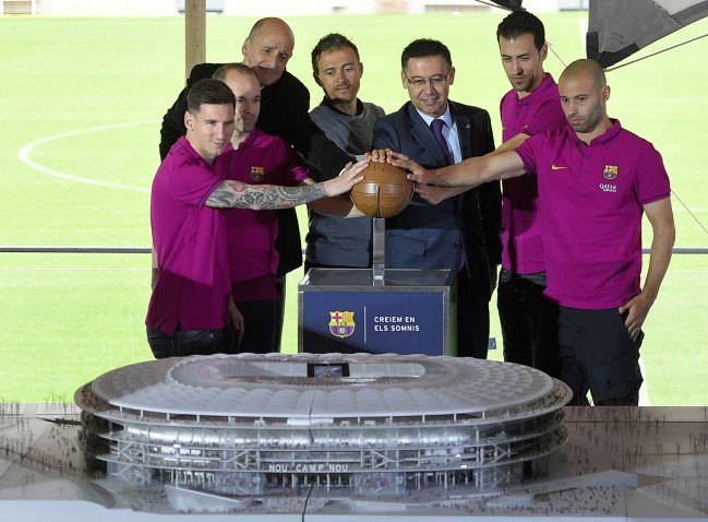 Verantwortliche und Spieler des FC Barcelona enthüllen das Modell des neuen Camp Nou