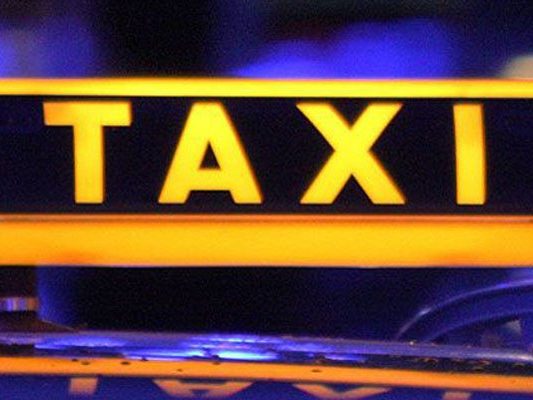 Der Taxifahrer stieß den Angreifer mit seinem Auto zu Boden, als dieser versuchte zu flüchten. Der Taxifahrer stieß den Angreifer mit seinem Auto zu Boden, als dieser versuchte zu flüchten.