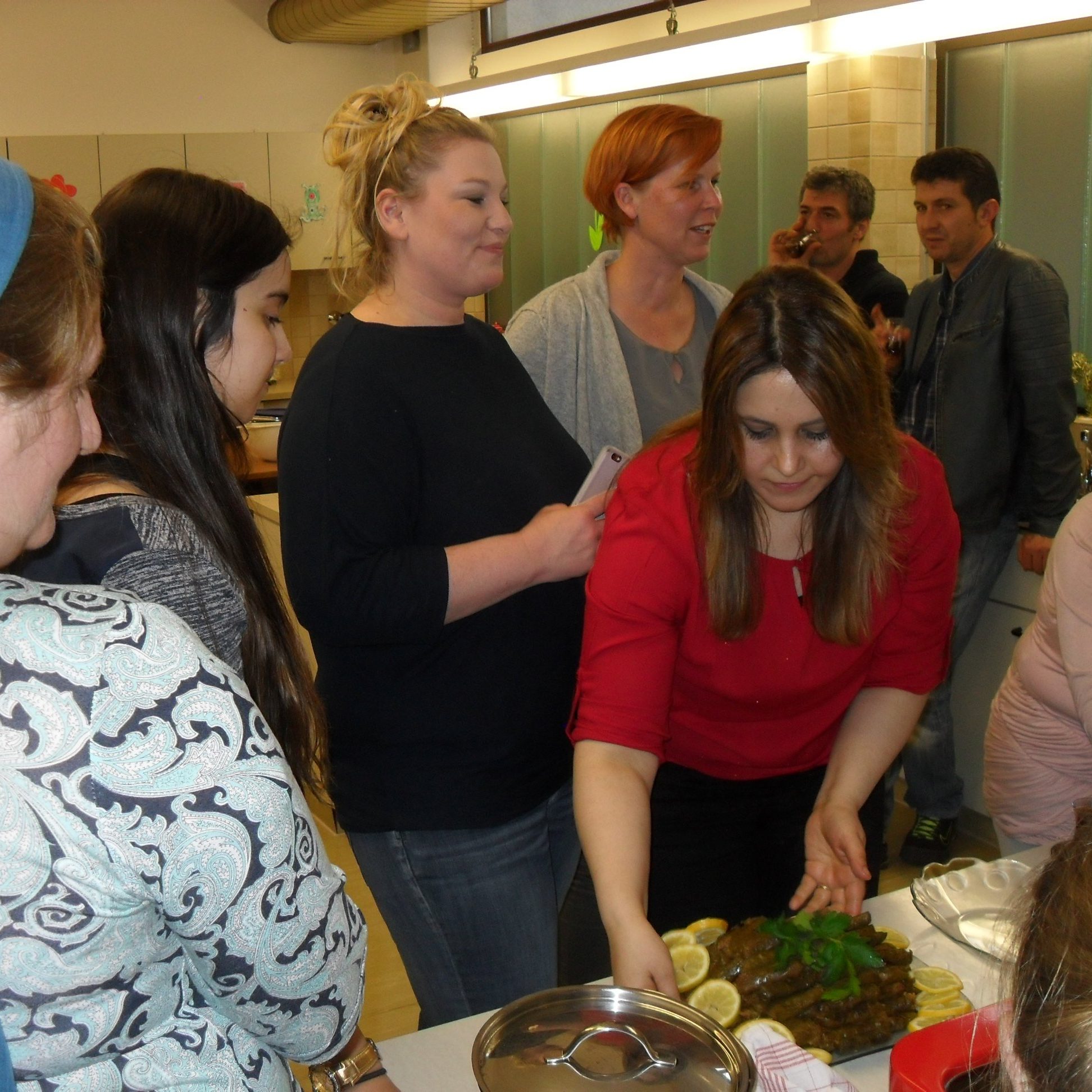 Hülya Arslan beim Anrichten der Speisen