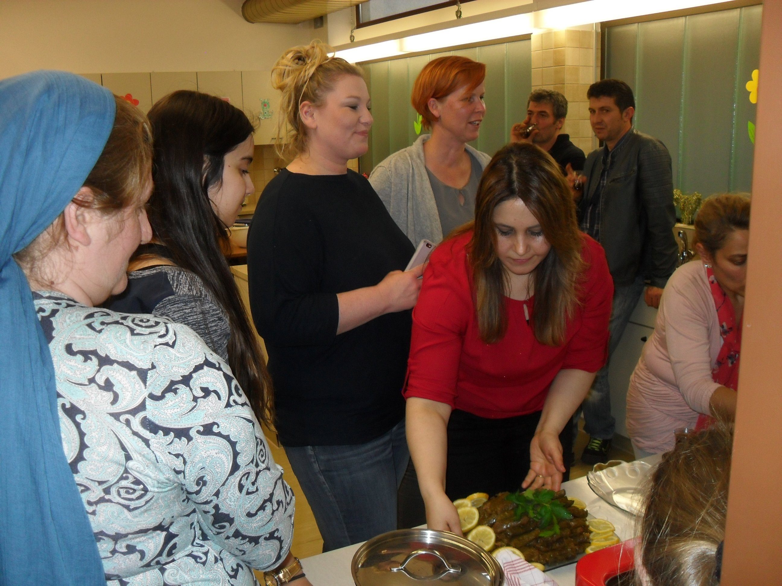 Hülya Arslan beim Anrichten der Speisen Hülya Arslan beim Anrichten der Speisen