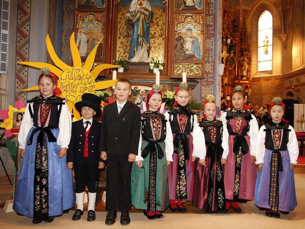 Die Silbertaler Erstkommunikanten Emma, Lukas, Simon, Florine, Jana, Anna, Jaqueline und Melanie Die Silbertaler Erstkommunikanten Emma, Lukas, Simon, Florine, Jana, Anna, Jaqueline und Melanie