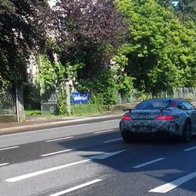 Endrohrblende des Titanauspuffs mit darüberliegendem Luftauslass