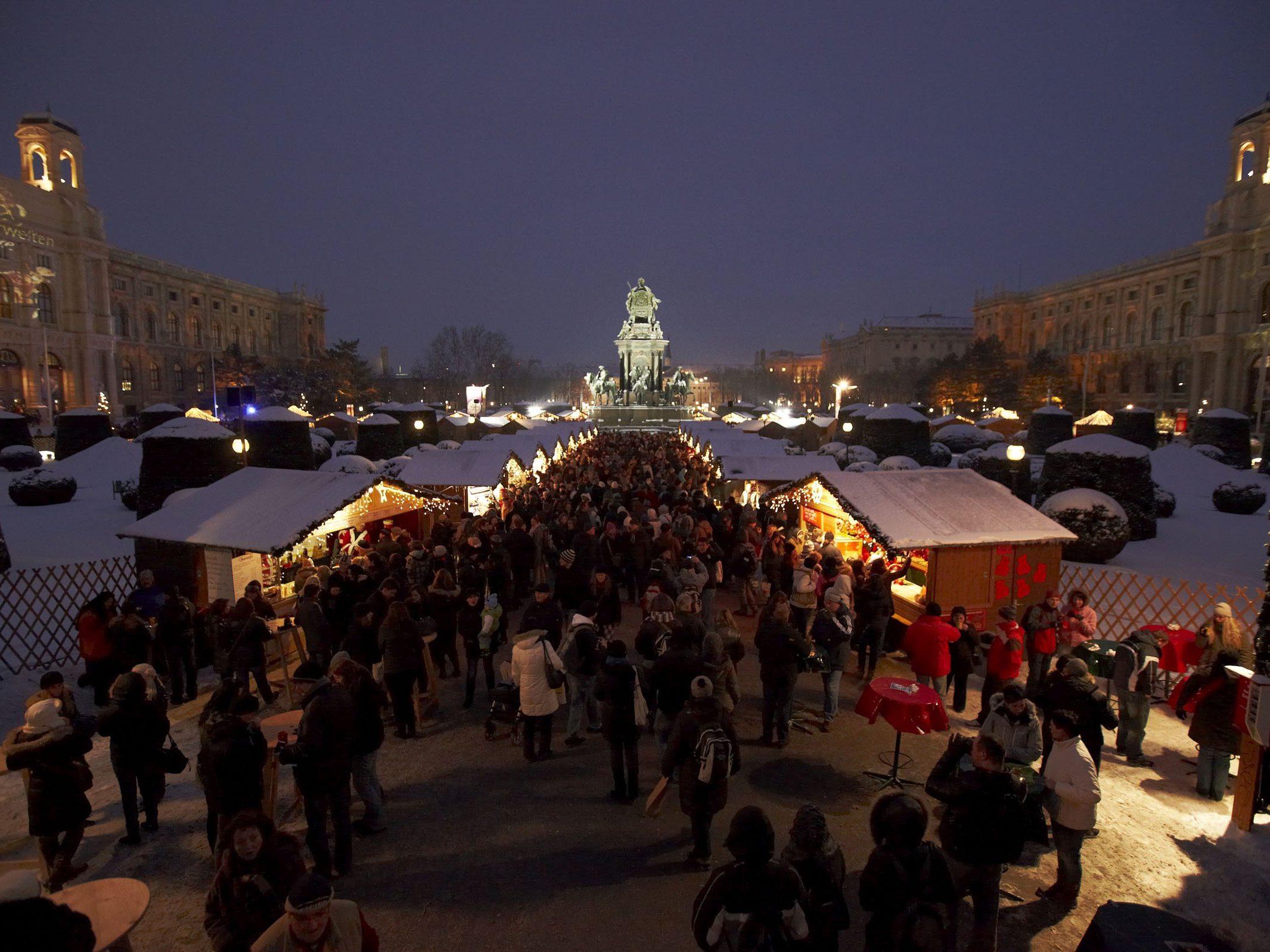 Beim Weihnachtsdorf Maria Theresien Platz