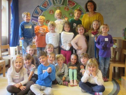 Zahngesundheitserzieherin Elisabeth Marcabruni zu Besuch im Kindergarten Raggal.