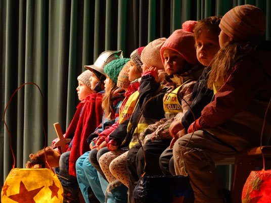Die Kindergartenkinder aus Raggal spielten heuer die Martinslegende mit einem Singspiel nach. Die Kindergartenkinder aus Raggal spielten heuer die Martinslegende mit einem Singspiel nach.