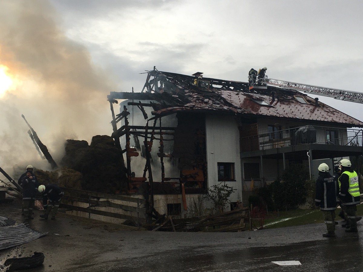 Das Feuer griff vom Stadel auf das angrenzende Wohnhaus über.