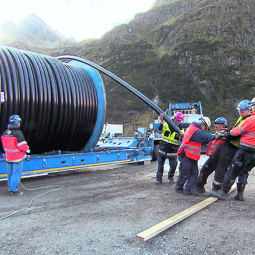Rund 1000 Meter Kabel sind auf einer Trommel aufgezogen. Penibel wurde darauf geachtet, dass sie nicht beschädigt werden. Foto: illwerke vkw/Patrick Säly Photography