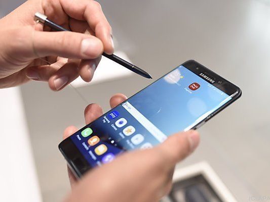 Das Handy-Modell ging plötzlich in Flammen auf Das Handy-Modell ging plötzlich in Flammen auf