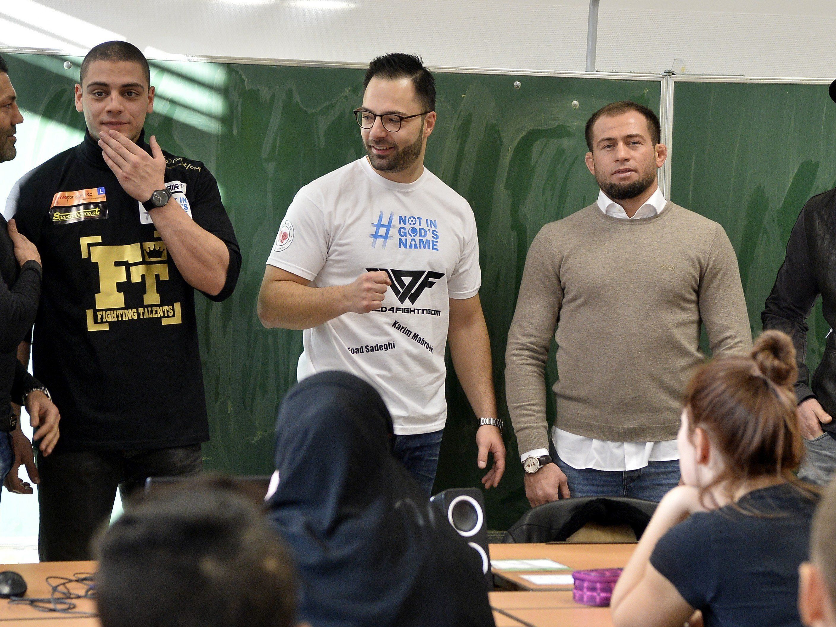 Acht Fäuste gegen Radikalisierung: Kampfsportler in Wiener Schule zu Besuch. Acht Fäuste gegen Radikalisierung: Kampfsportler in Wiener Schule zu Besuch.