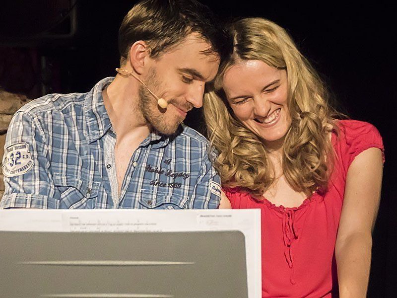 Bernhard Viktorin und Bettina Bogdany unterhalten mit dem Musik-Kabarett 'in den Beziehungskisten'.