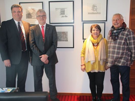 v.l.n.r.: Sie brachten diese geniale Ausstellung nach Lech: Galerist Werner Gamper von der Galerie Altesse in Nendeln mit Gattin Dolores, Sparkassen-Filialleiter Georg Jochum und Bereichslei-ter Daniel Drißner.