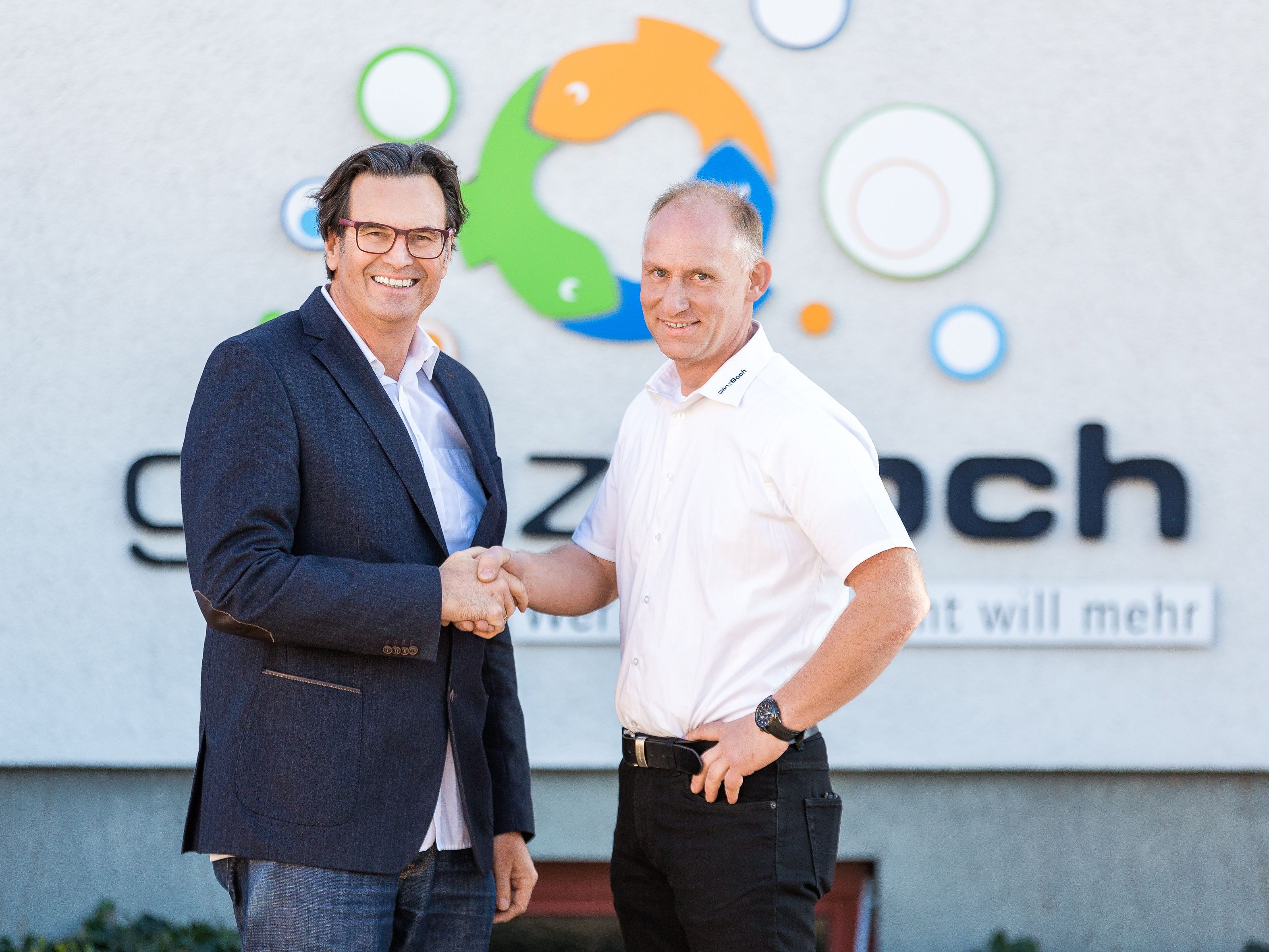 Firmeninhaber Ing. Wolfgang Boch heißt Andreas Bentele als neuen zweiten Geschäftsführer im Leiblachtaler Traditionsunternehmen „ganzBOCH“ in Hörbranz willkommen. Firmeninhaber Ing. Wolfgang Boch heißt Andreas Bentele als neuen zweiten Geschäftsführer im Leiblachtaler Traditionsunternehmen „ganzBOCH“ in Hörbranz willkommen.